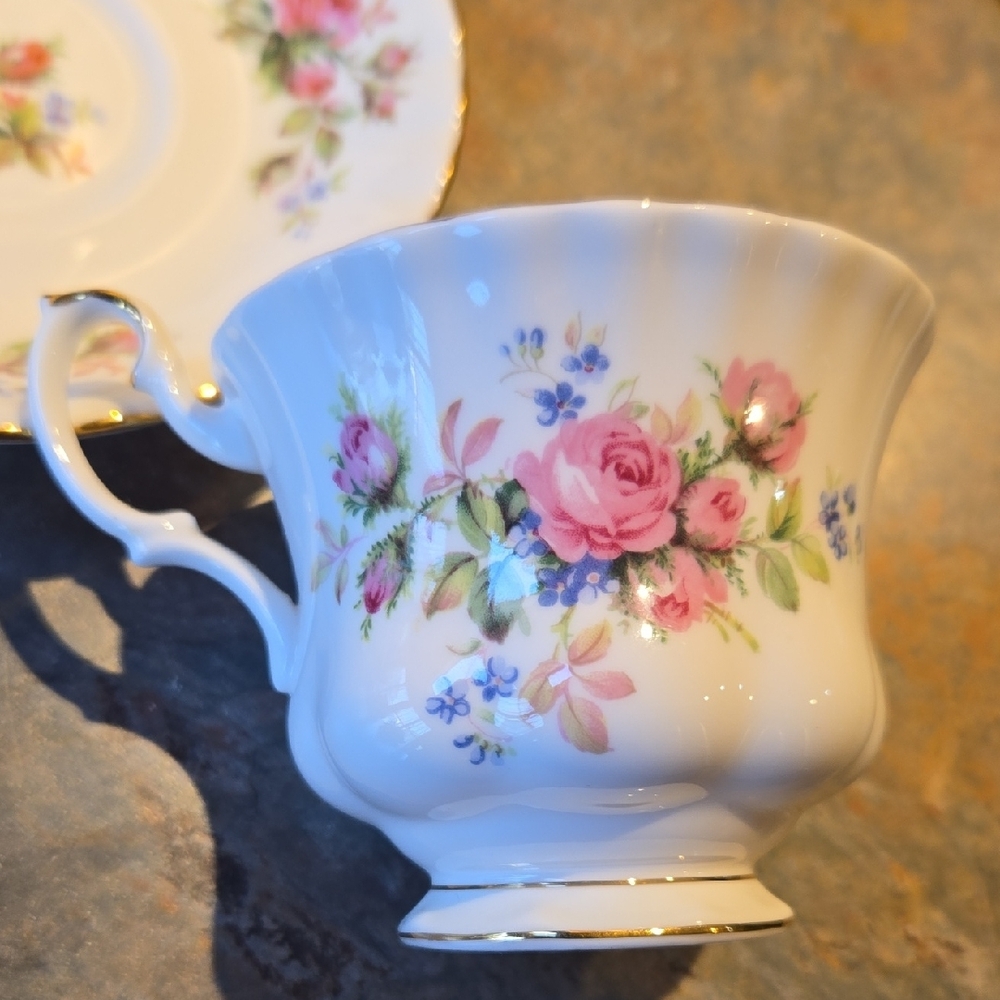 Royal Albert Floral Bone China Teacup and Saucer - Picture 4 of 4